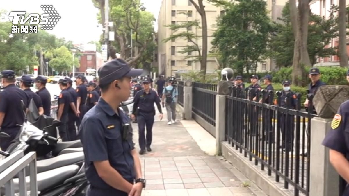 張安樂抵達前,重重警力部署在內政部門口。(圖/TVBS)
