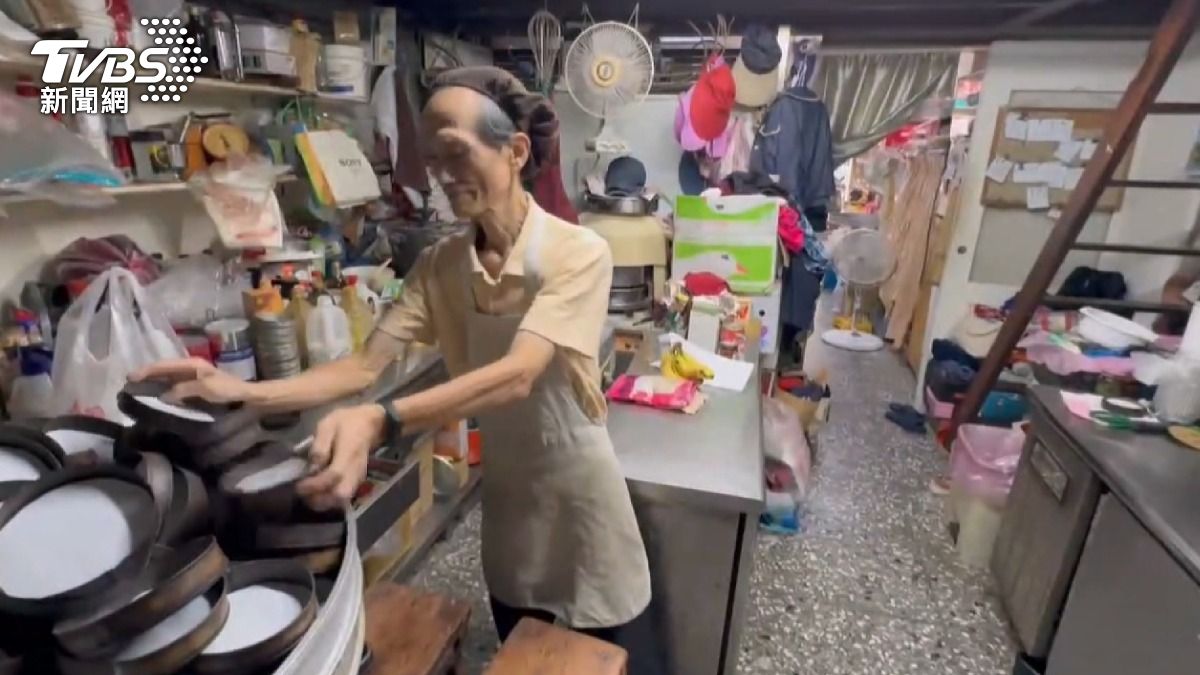 現任第三代老闆已70多歲,在店內默默製餅超過40年。(圖/TVBS)