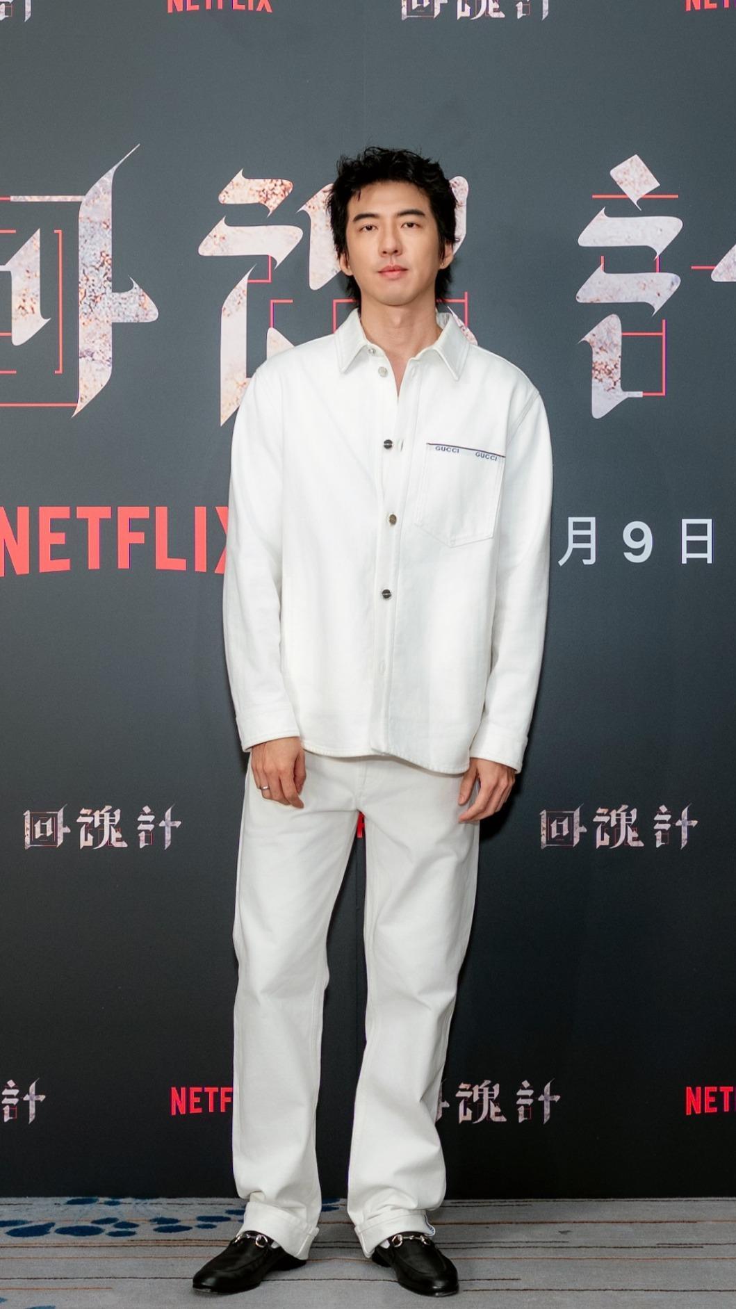 傅孟柏飾演詐騙首腦。(圖/Netflix提供)