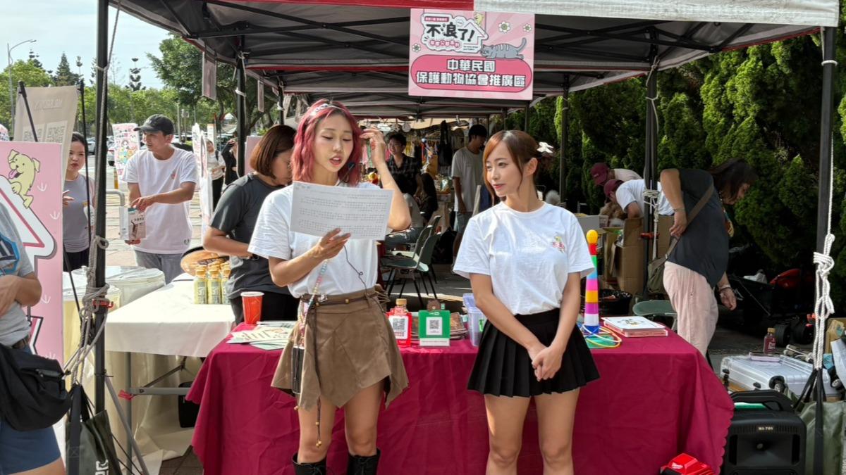 紅髮安娜和丹丹在義賣會吸引大批學生。（圖／謝毅攝）