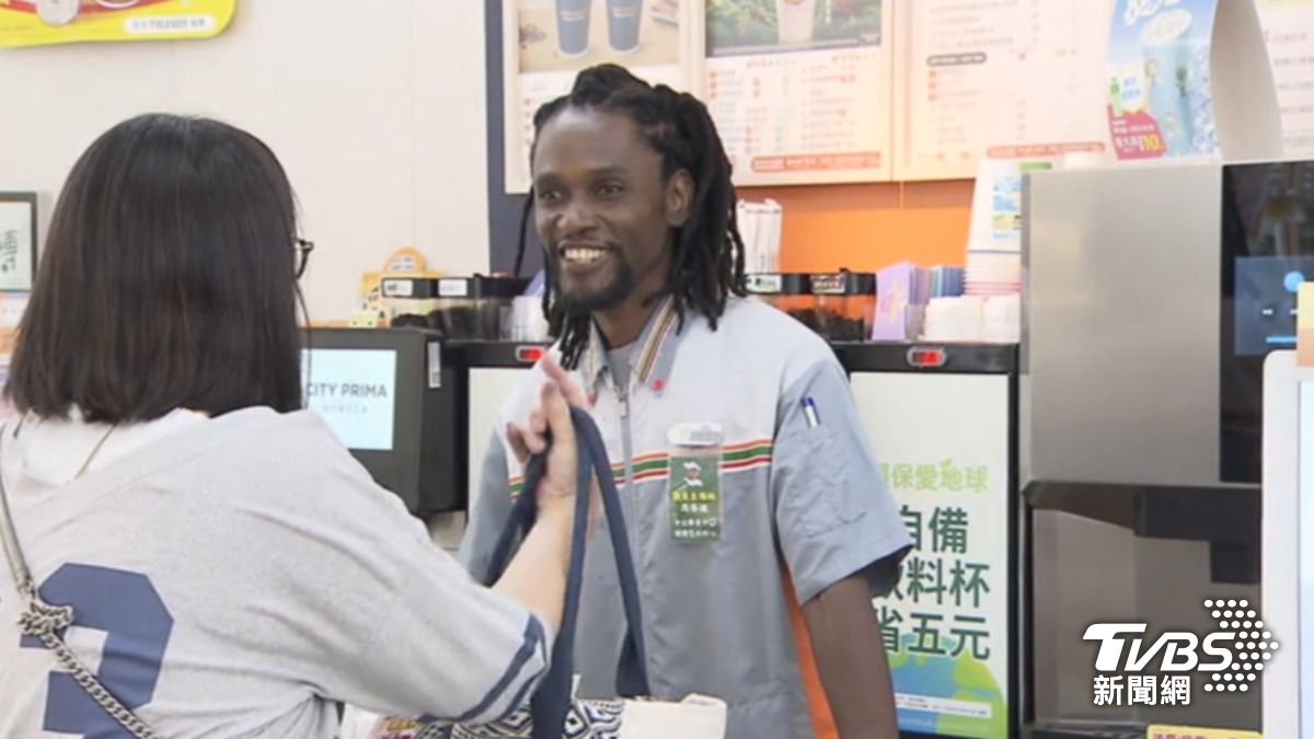 桃園一家超商的店員竟然是來自海地的博士生。(圖/TVBS)