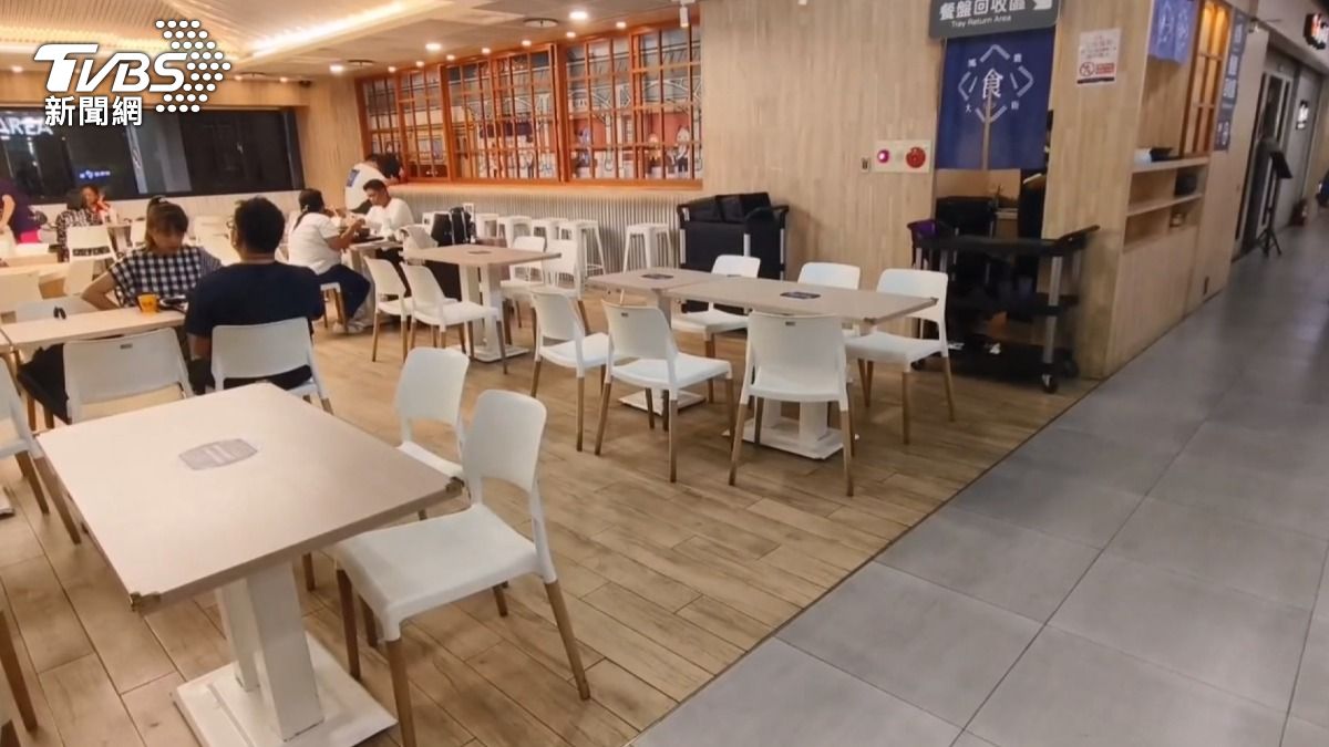 男獨坐車站美食街昏倒,頸部有血跡亡。(圖/TVBS)