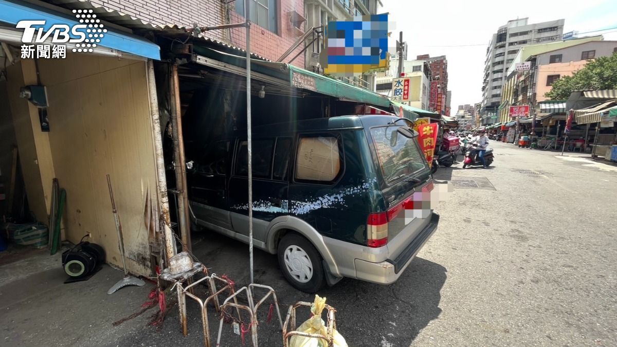 75歲衣服攤老闆準備收攤,竟誤踩油門暴衝撞進牛排店,幸好無人受傷。(圖/TVBS)