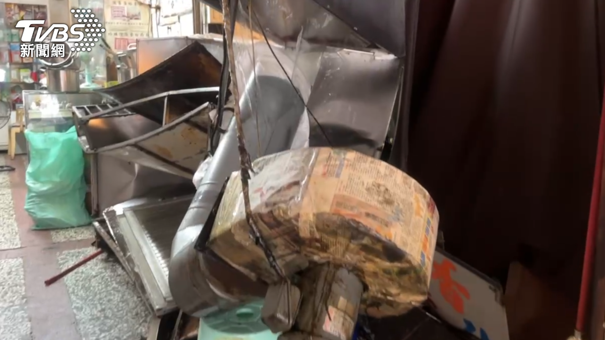牛排店的餐車被撞毀,後方中藥行的玻璃櫥櫃也破裂,可見撞擊力相當大。(圖/TVBS)