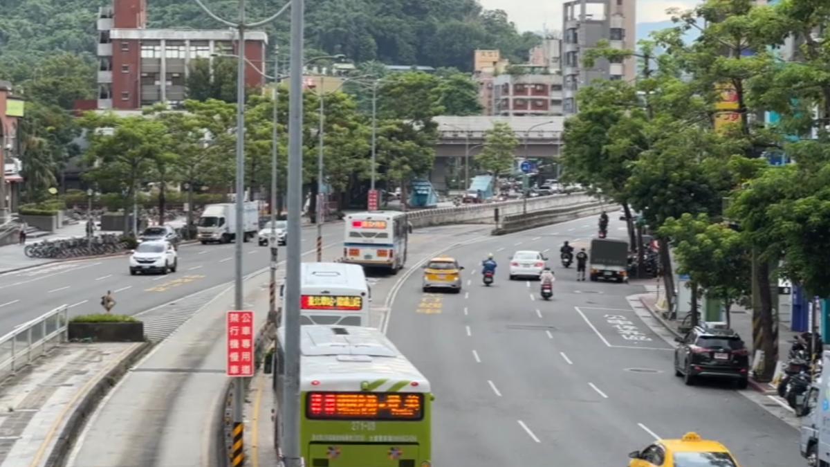 羅斯福路上的公館圓環、公車專用道,9/13將進行圓環拆除及地下道填平作業。(圖/TVBS)