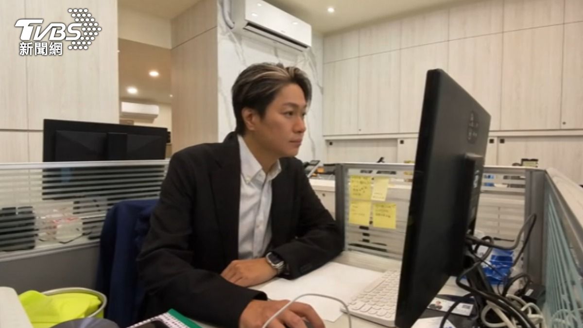 曾是強辯樂團主唱兼吉他手的黃少谷,在房市寒冬時投入房仲工作。(圖/TVBS)