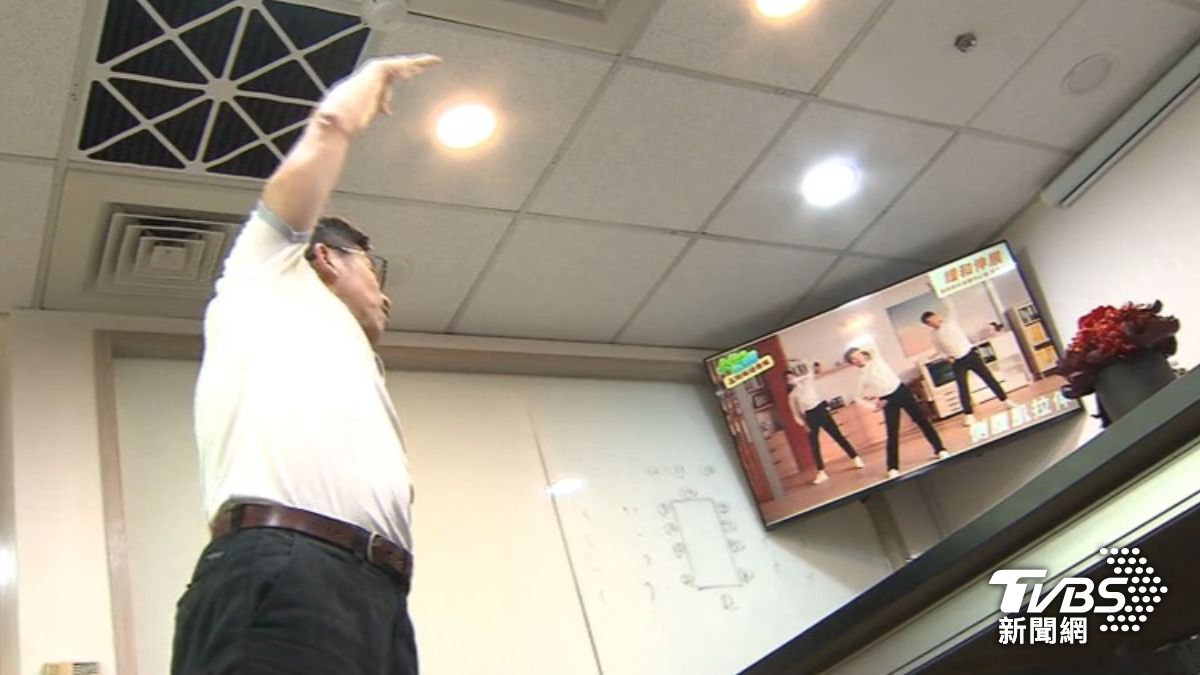鍾佳濱跳健康操(圖/TVBS資料畫面)