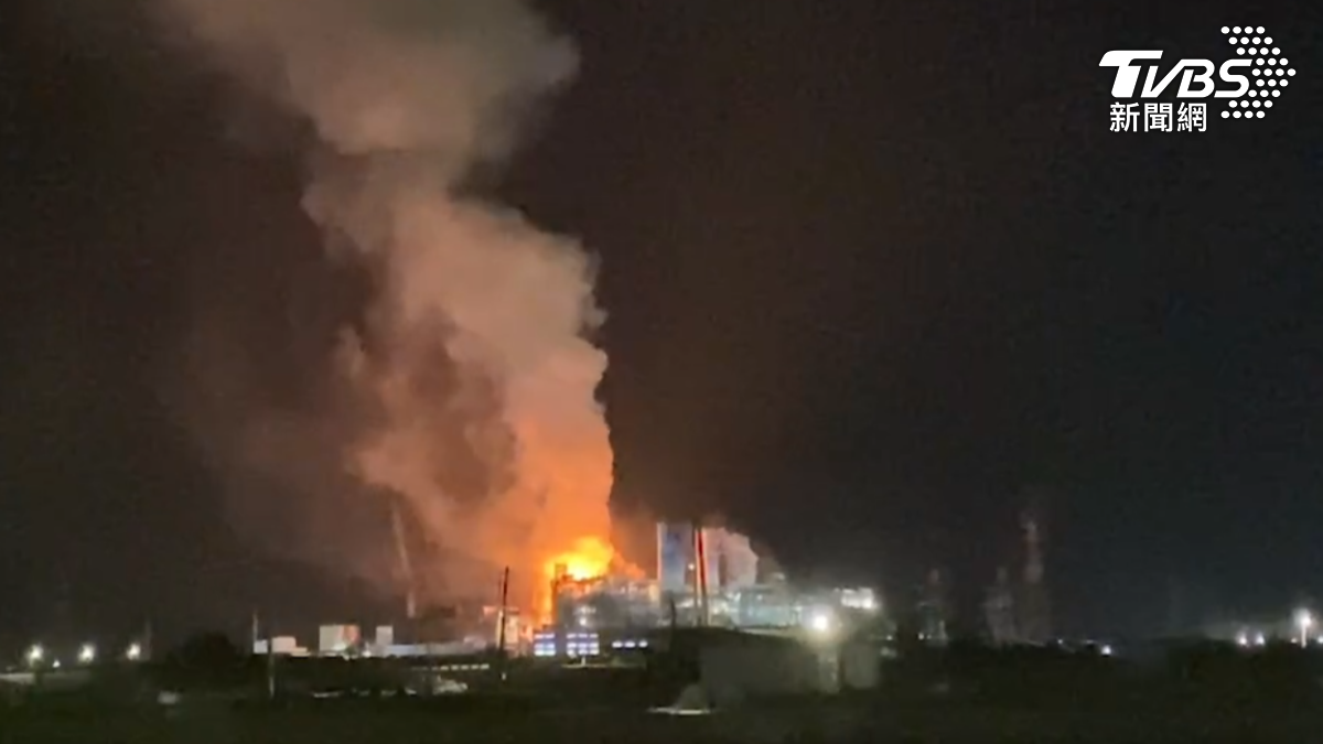 興達發電廠驚傳火警,遠看廠區燒成一團火球,幸無人受傷。(圖/TVBS)