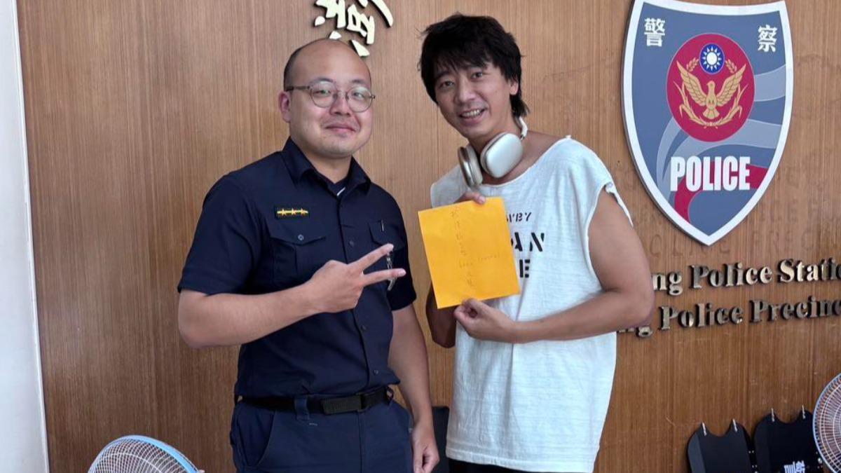 蘇見信沒發現自己掉錢,到派出所領回遺失物。(圖/翻攝自澎湖縣政府警察局馬公分局臉書)