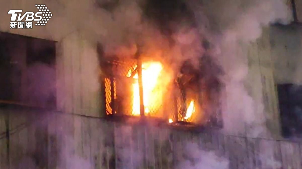 民宅爆連環炸聲起火。
