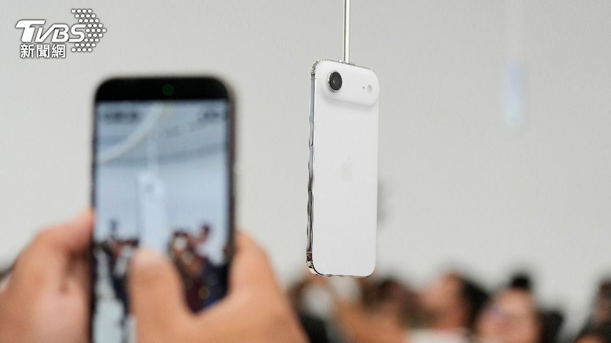 iPhone Air，厚度僅5.6毫米，比三星Galaxy S25 Edge的5.8毫米更薄。（圖／達志影像美聯社）