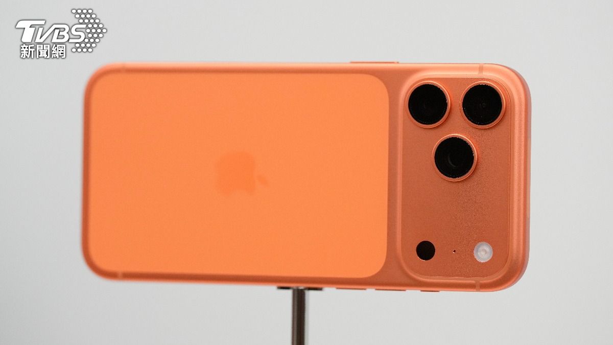 iPhone 17 Pro系列回歸鋁合金材質，新增背面Ceramic Shield與抗反射塗層，配色包括銀色、深藍與備受矚目的橘色。（圖／達志影像美聯社）