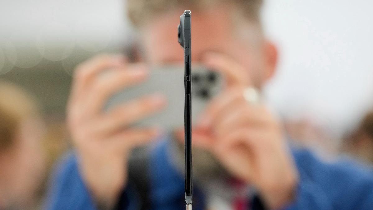iPhone Air為史上最薄、最輕的機款，靈感來自蘋果的輕薄筆記型電腦MacBook Air。（圖／達志影像美聯社）