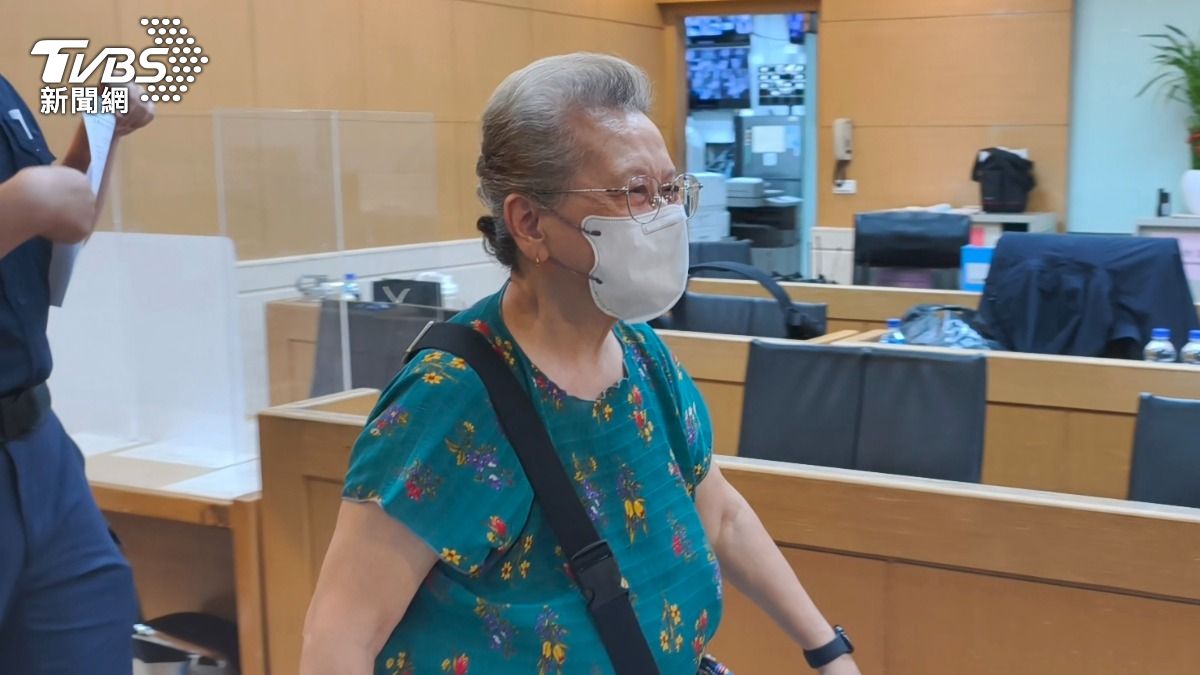 董事長盧崑錄的妻子黃佳馨則是以15萬元交保。（圖／陳冠宇攝）