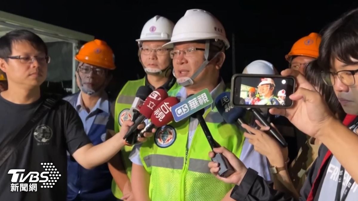 台電董事長曾文生凌晨抵達興達電廠。(圖/TVBS)
