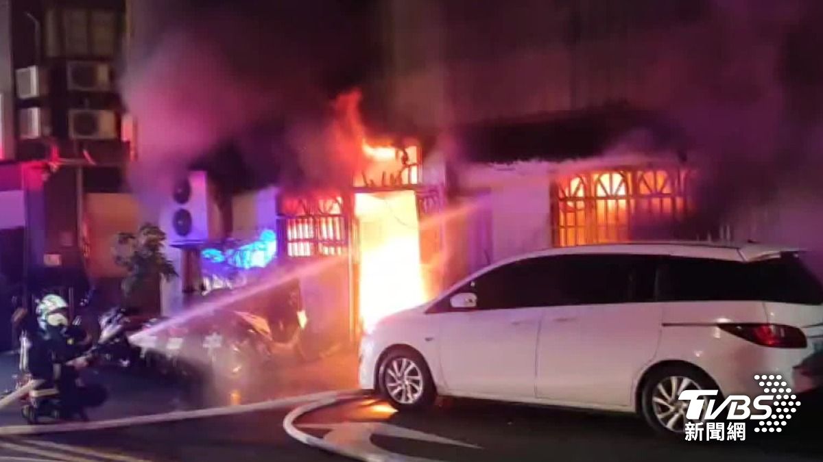 台中民宅火災!屋主情侶返家見全面燒 崩潰喊「貓在裡面」