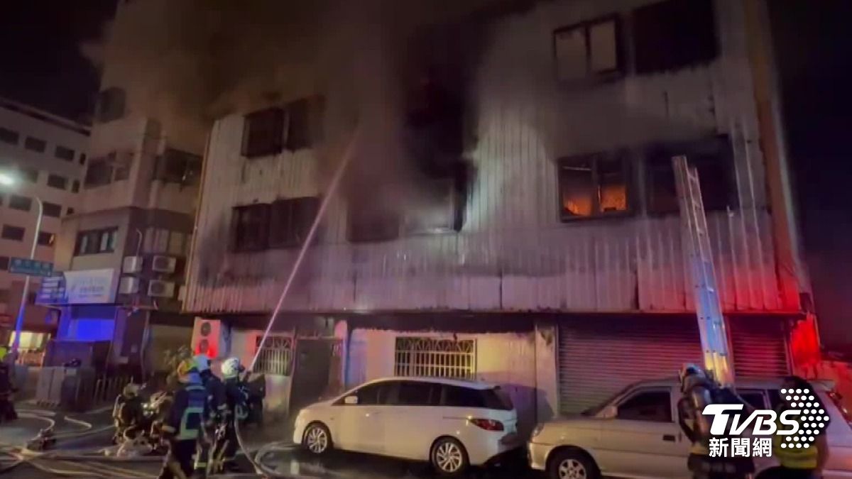 台中市右山西路跟進化北路口一棟鐵皮民宅發生大火。(圖/TVBS)