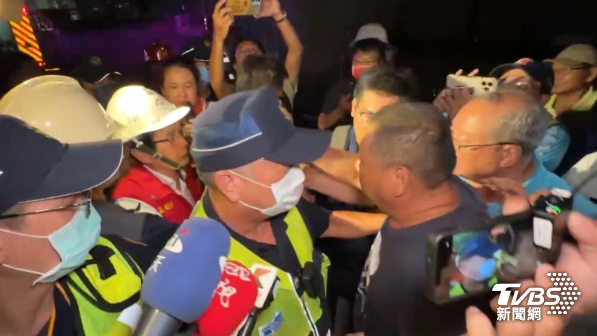 副市長林欽榮被6名里民包圍。(圖/TVBS)