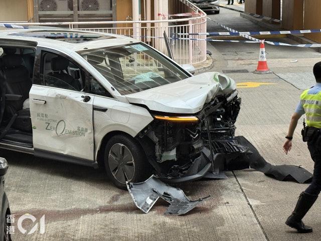 全車嚴重受損。(圖/香港01)