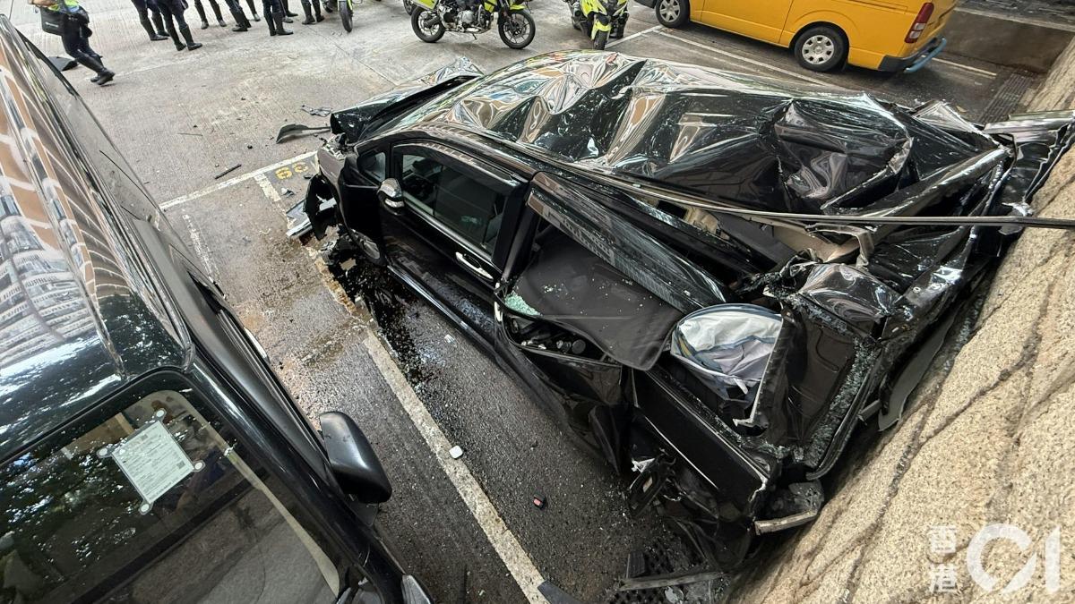 車殼全變形!港土瓜灣驚悚車禍 電動車失控釀1死6傷