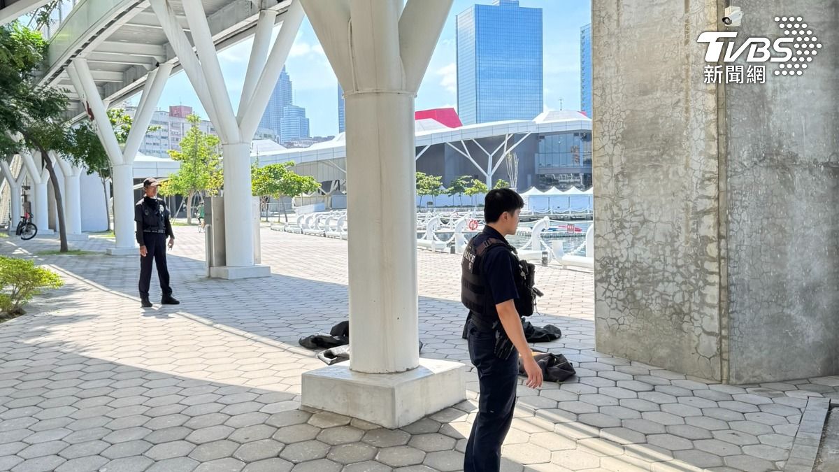 快訊/高雄流行音樂中心前水域 拉起一具無名男浮屍