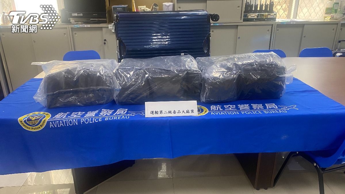 泰國女子行李中藏有26包大麻。（圖／TVBS）