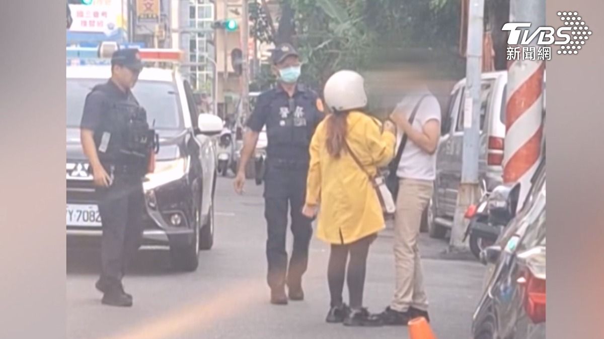 情侶巷弄上演拉扯大戰！「年齡差19歲」爭收東西，學生放學嚇傻眼，警方獲報到場制止（圖／翻攝Threads @jwz0703）