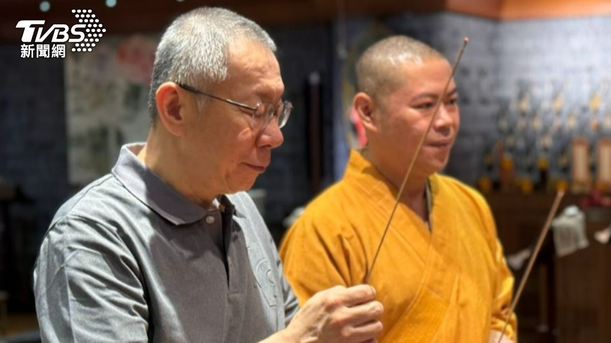 柯文哲今（10）日直奔桃園宏願大千世界佛寺祭拜父親牌位。（圖／讀者提供）