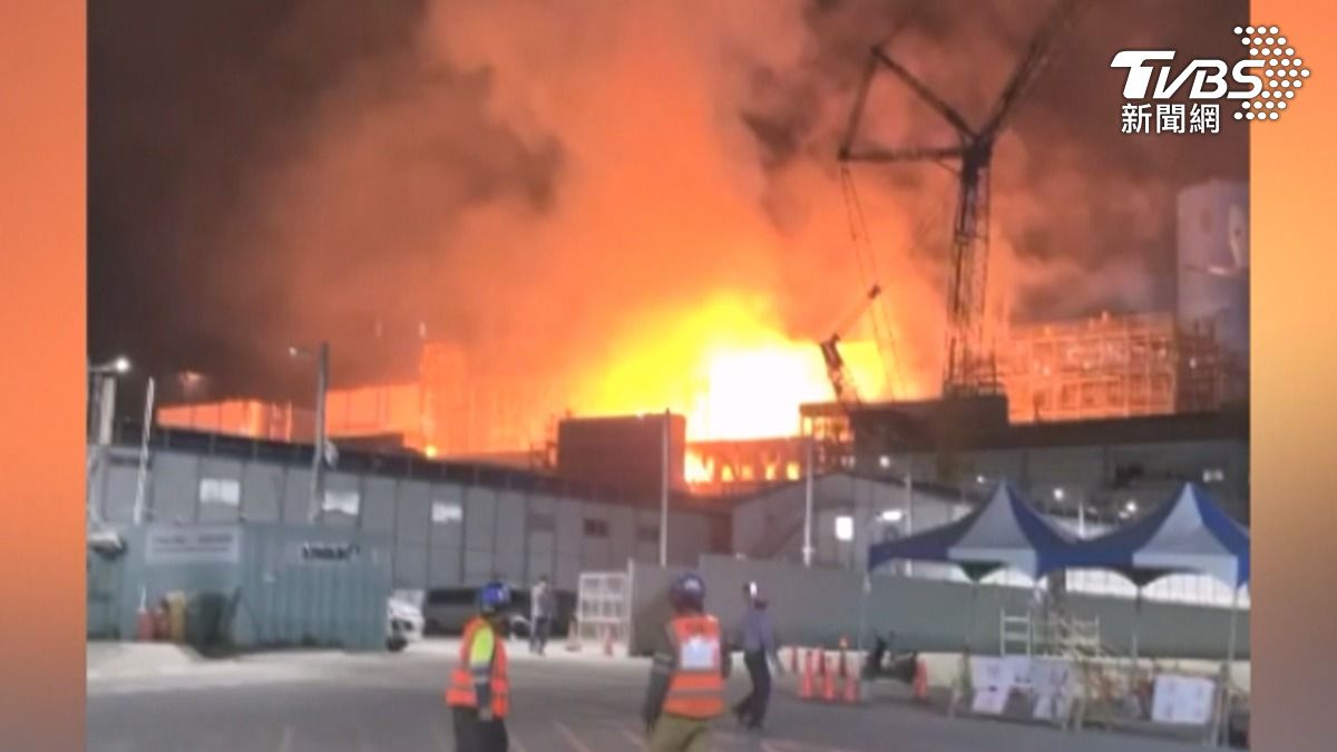 興達電廠深夜「火光沖天」！天然氣洩漏8分鐘後爆炸，火光沖天濃煙密布，居民怒吼「停工調查」（圖／TVBS）