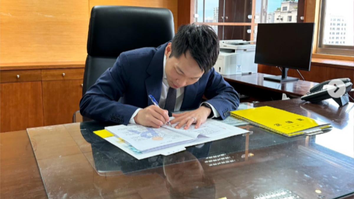李洋「部長初任」時刻!穿西裝批公文 籲全民每日運動30分鐘