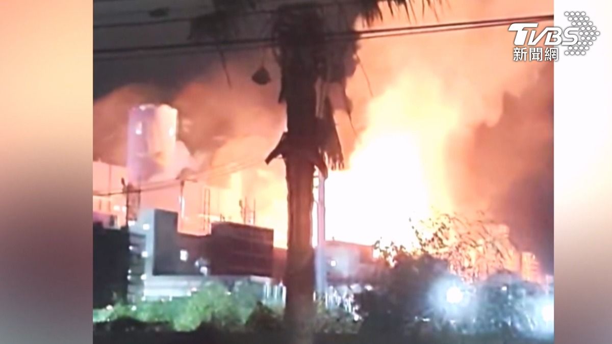 興達電廠深夜「火光沖天」！天然氣洩漏8分鐘後爆炸，居民驚恐逃命，台電董事長曾文生坦承天然氣外洩（圖／TVBS）