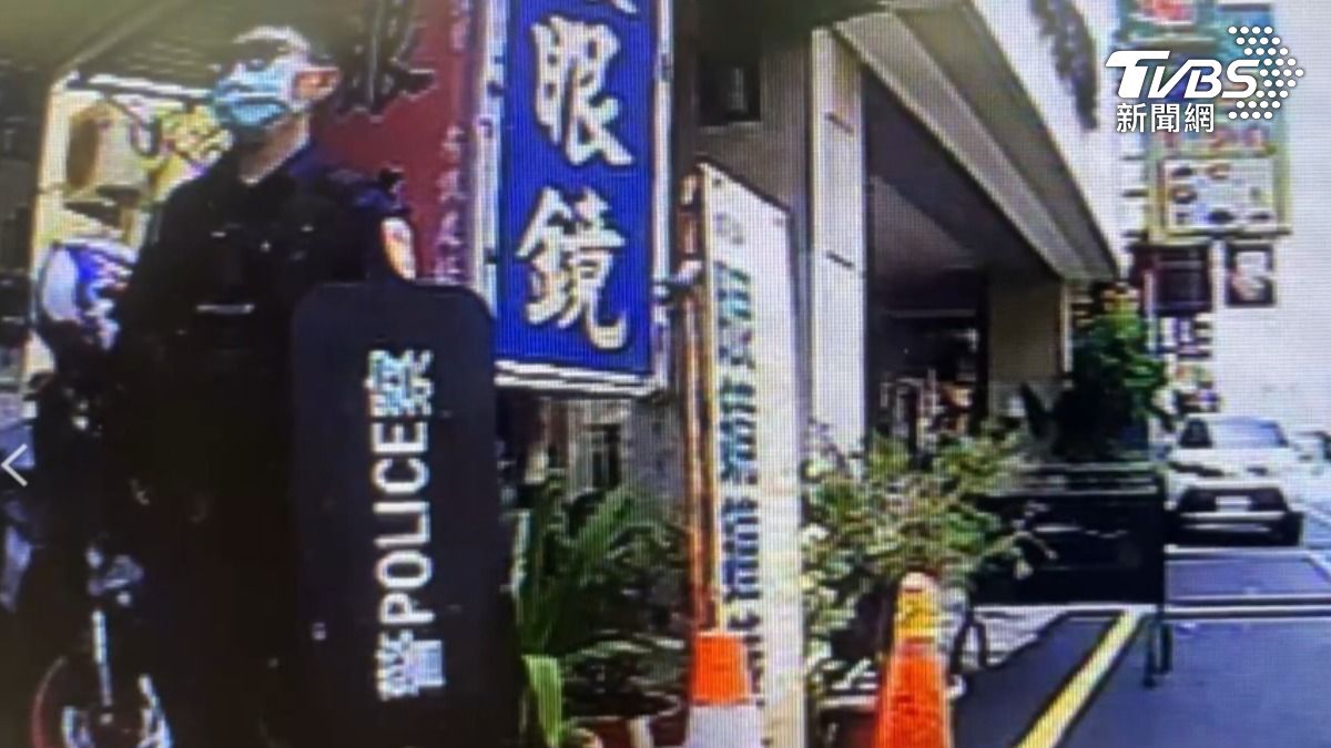 無業男出租公寓砸爛16車,把租客大學生嚇到不敢上學,警消獲報到場,員警甚至拿出盾牌戒備。(圖/TVBS)