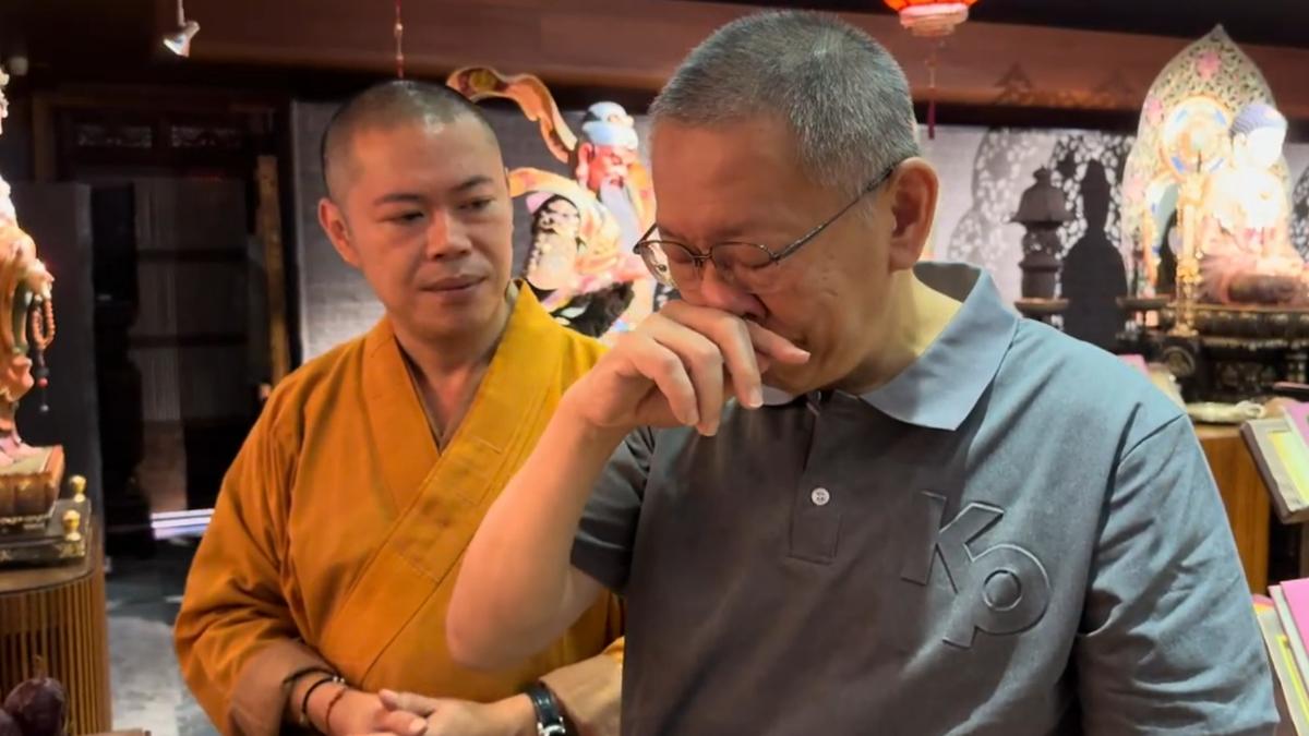 柯文哲上香祭拜父親後,一度哽咽說不出話。(圖/讀者提供)