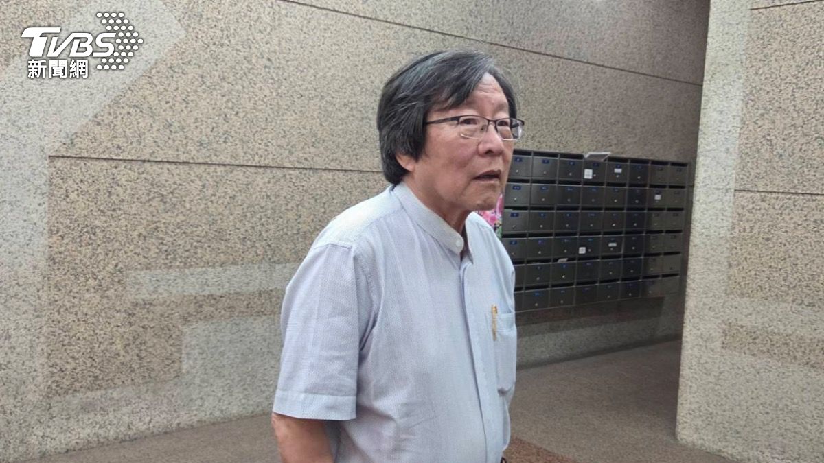 邱義仁現身民進黨中央黨部開會。(圖/潘袁詩羽攝)