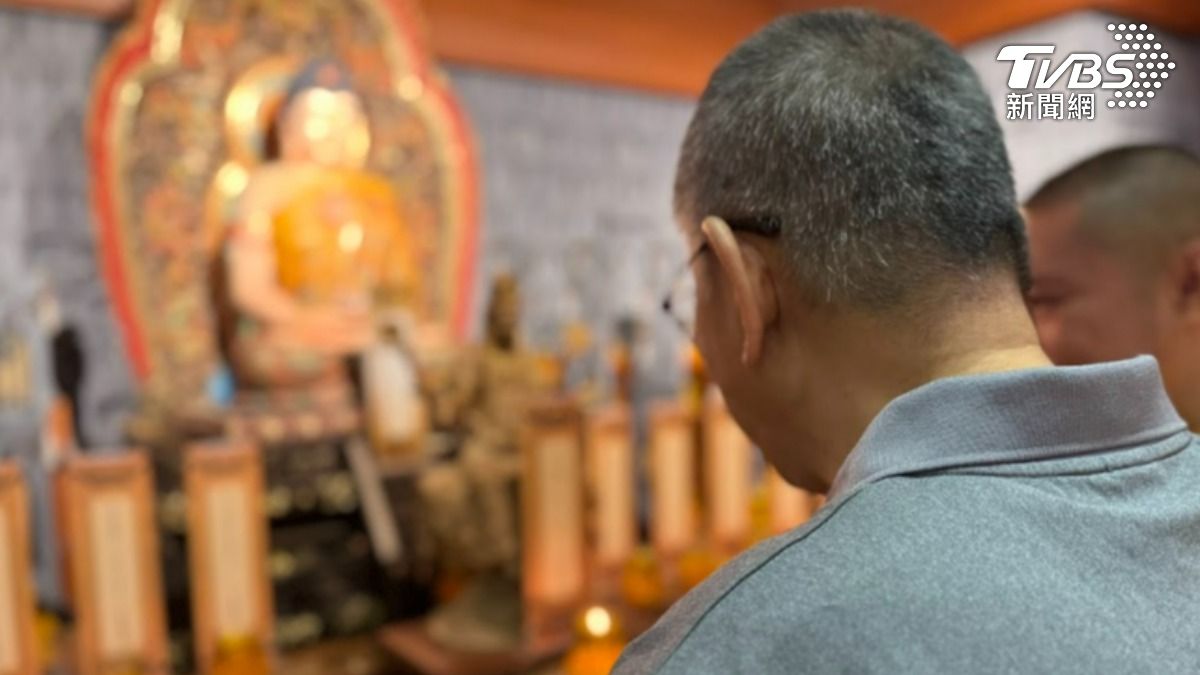 柯文哲今日祭拜父親牌位。(圖/讀者提供)