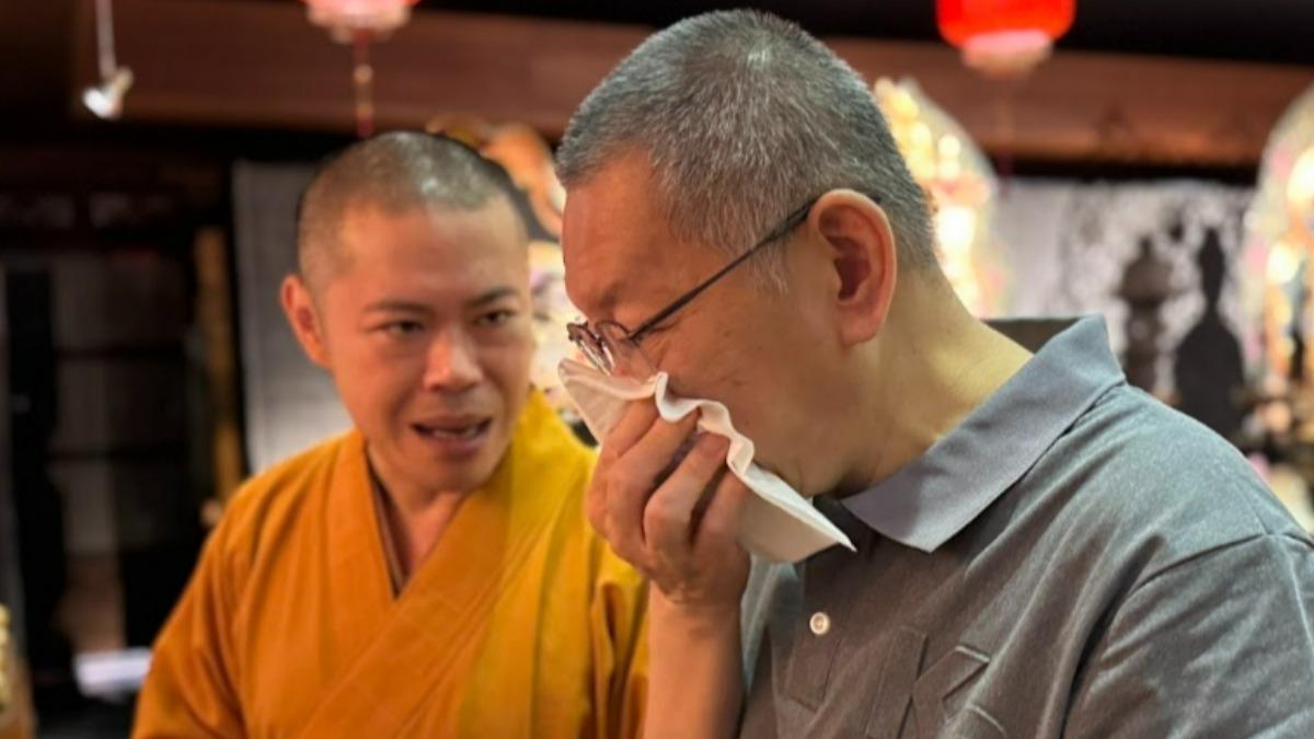 柯文哲上香祭拜父親後,一度哽咽說不出話。(圖/讀者提供)