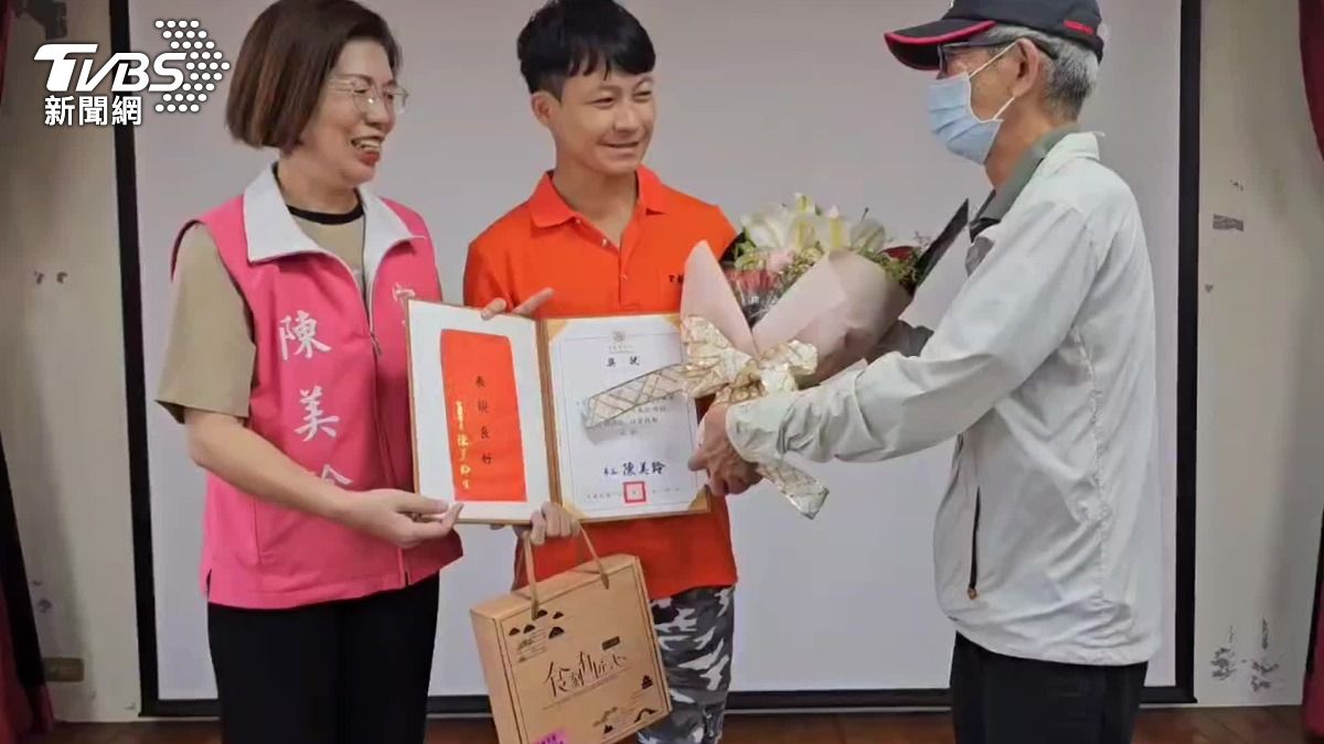 民眾獻花感謝清潔員的拾金不昧。（圖／TVBS）