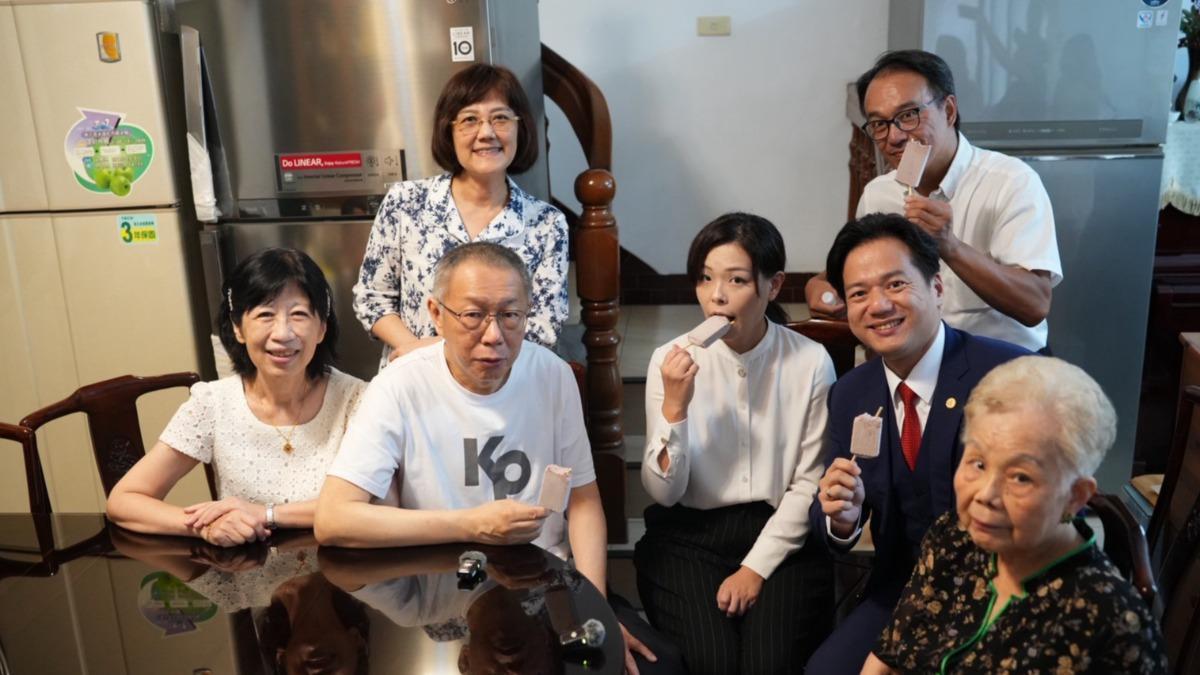 柯媽媽家裡有三台大冰箱,意外引起討論。(翻攝自邱臣遠臉書)