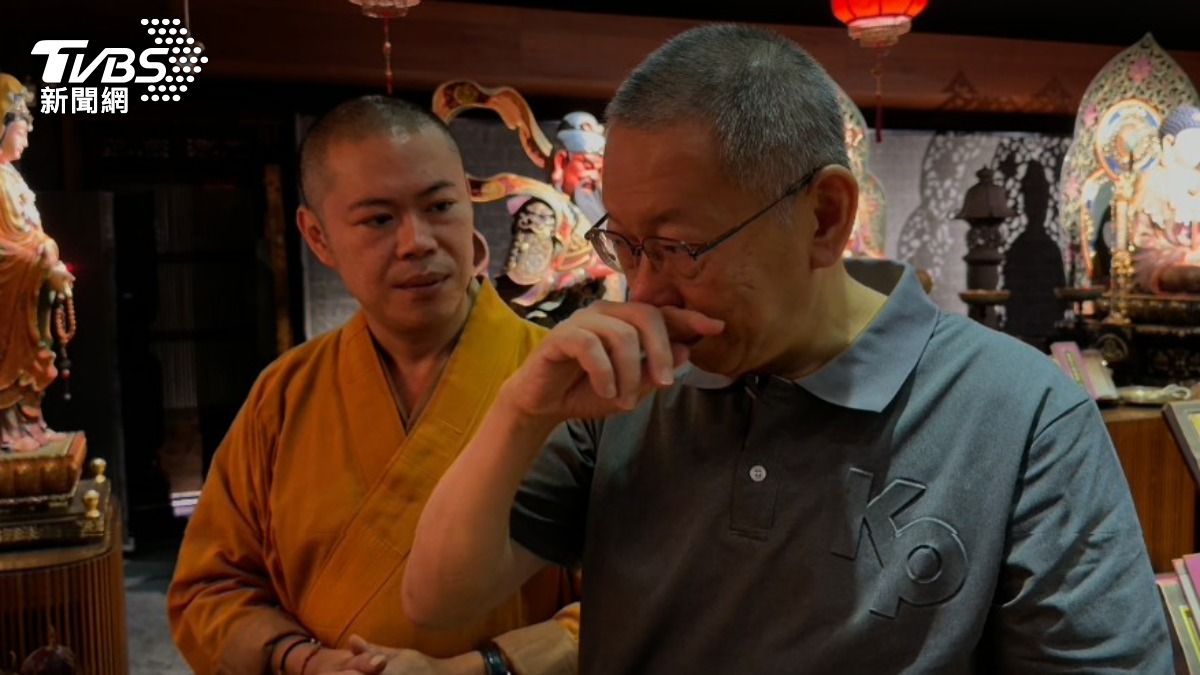 柯文哲祭拜過程中頻頻哽咽。(圖/TVBS)