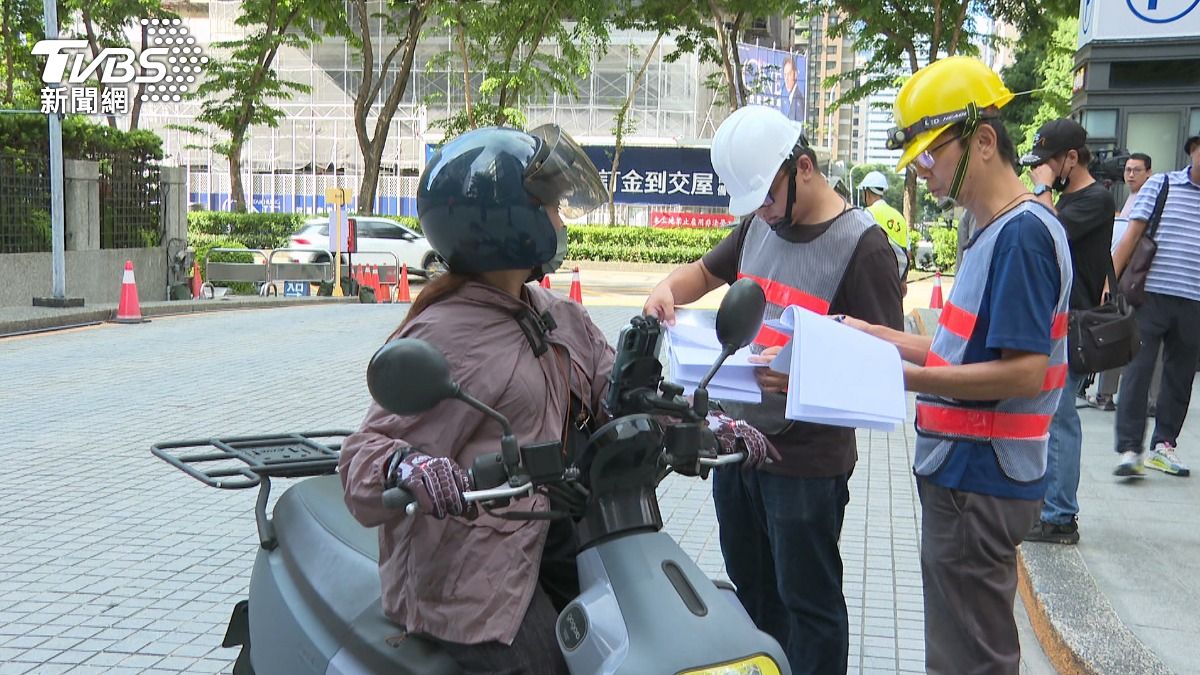 管理人員在入口處一一核對專櫃人員的身分。(圖/TVBS)