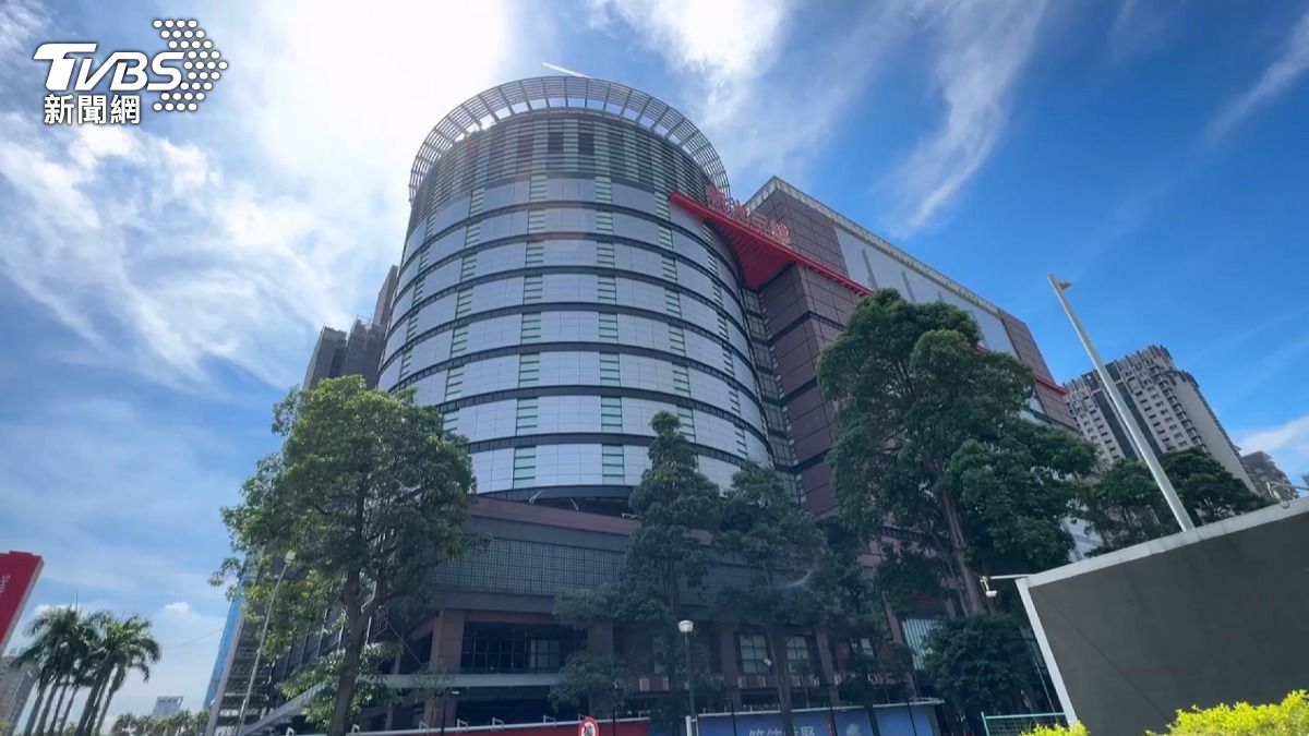 台中新光三越氣爆7個月 專櫃人員:終於看到曙光。(圖/TVBS)