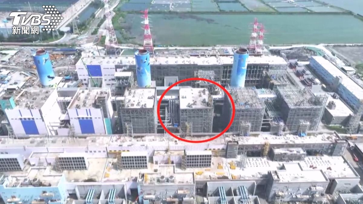 興達電廠新2號機發生爆炸，台電召開說明會，初判是「天然氣外洩」。（圖／TVBS）