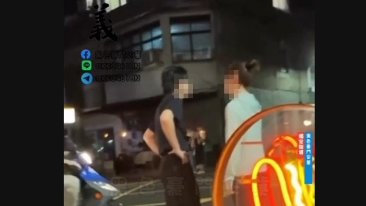 男女街頭大吵,對話內容吸引網友瀏覽。(圖/翻攝自黑色豪門企業)