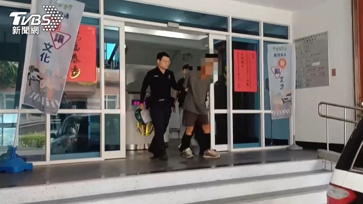 胡男被依法送辦,法院裁定羈押。(圖/TVBS)