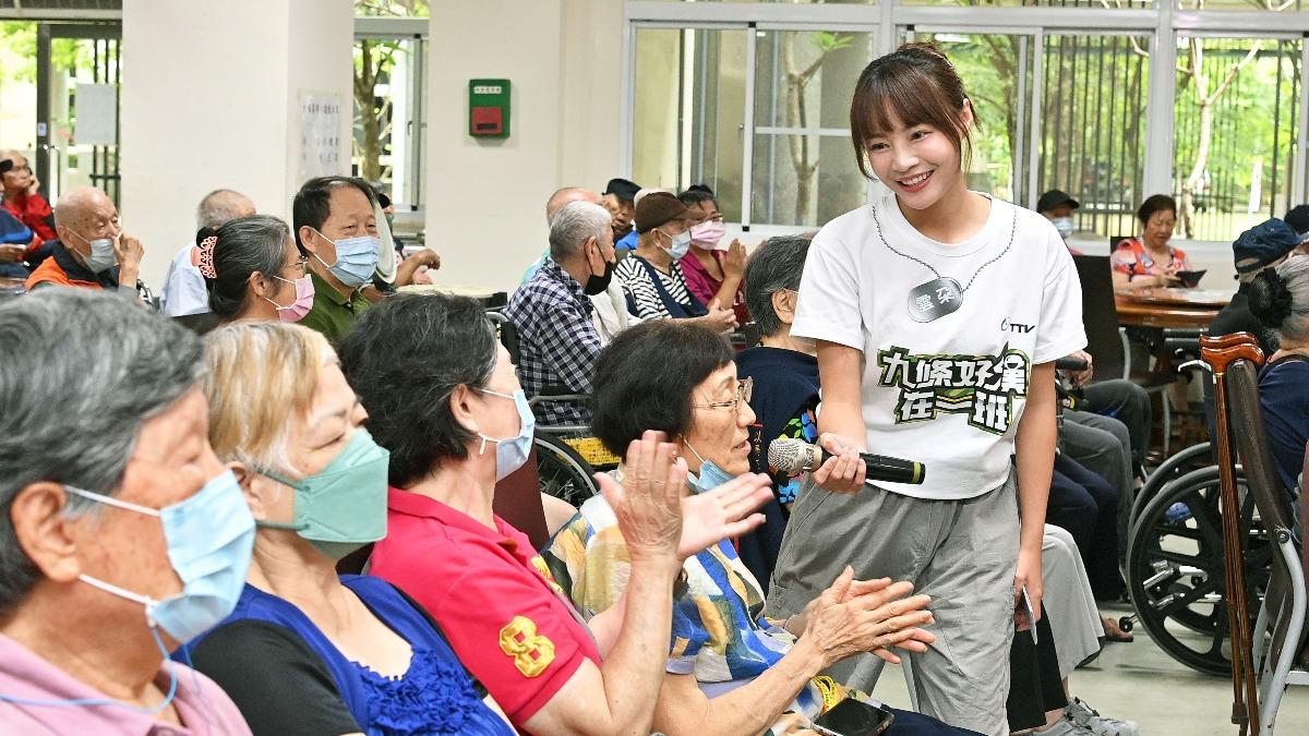 兒童台姐姐榮民之家帶動「神曲」〈卡恰布列島〉 驚見曾參戰阿嬤
