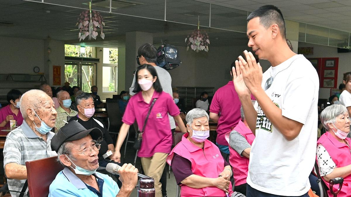 孫綻與榮民們溫馨互動。(圖/台視提供)
