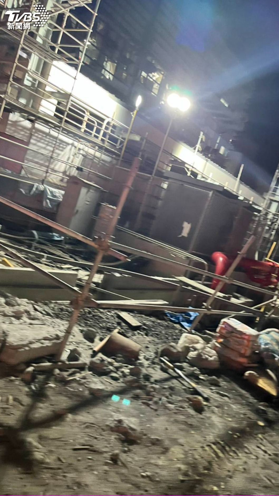 興達電廠爆炸後,內部宛如末日。(圖/取自記者爆料網)