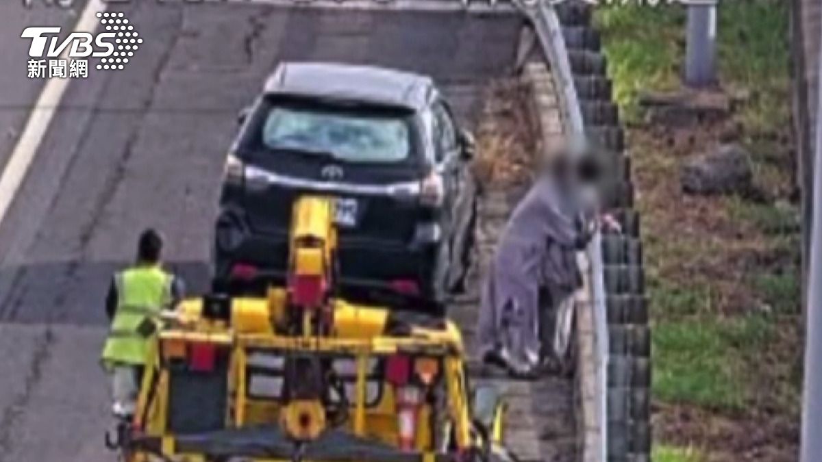 母抱精神不穩女兒路肩安撫 國道驚見「激烈擁抱」畫面曝光。(圖/國道即時影像)