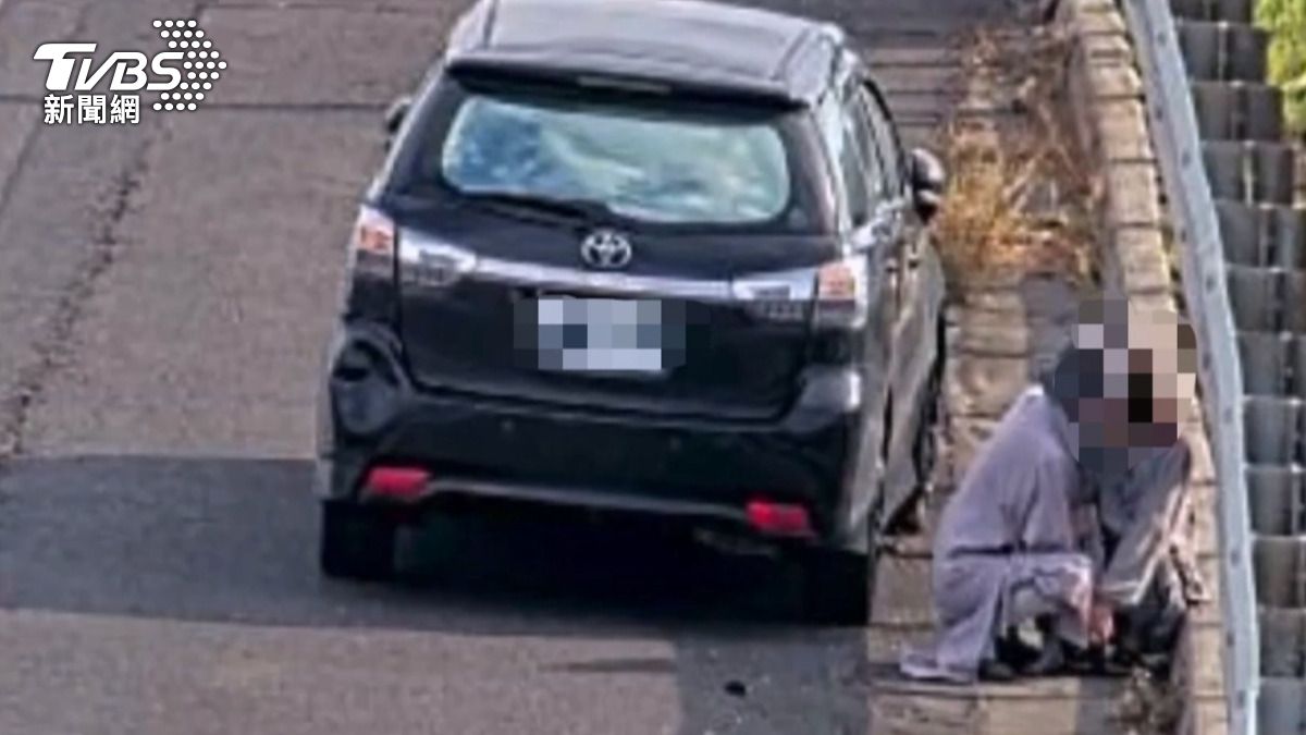 「情緒不穩」女欲跳車 母路肩緊抱救命。(圖/國道即時影像)