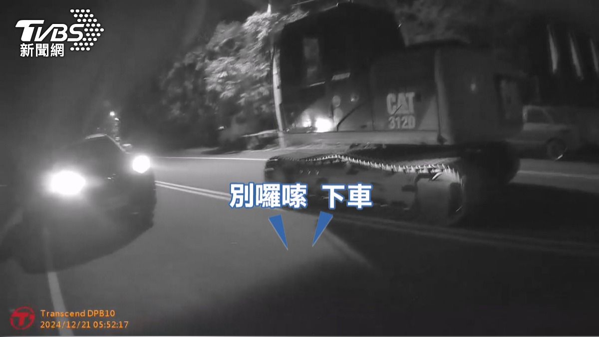 慣竊駕「怪手」拒捕揚言撞警!舉鏟斗恐嚇「我開回家不行嗎」。(圖/TVBS)